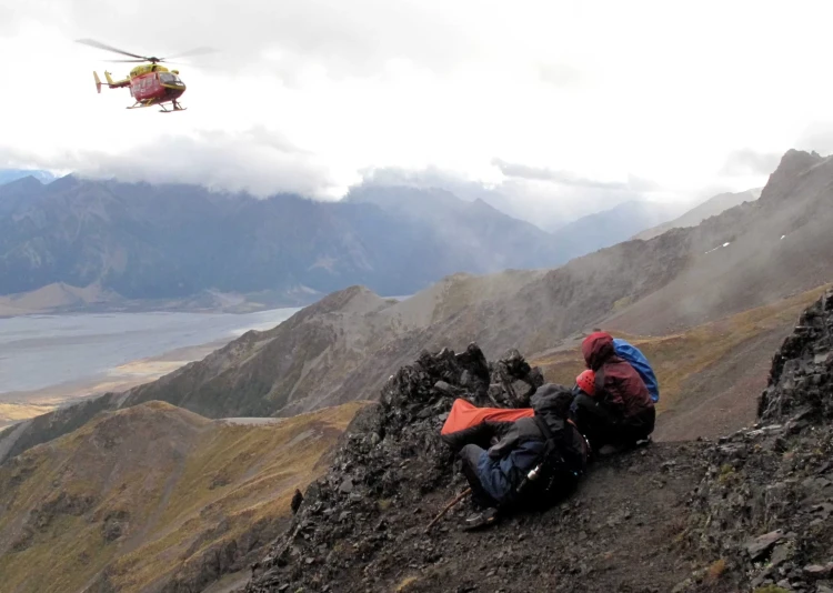 The helicopter approaches hikers